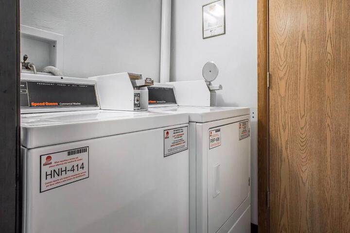 Econo Lodge Inn & Suites
