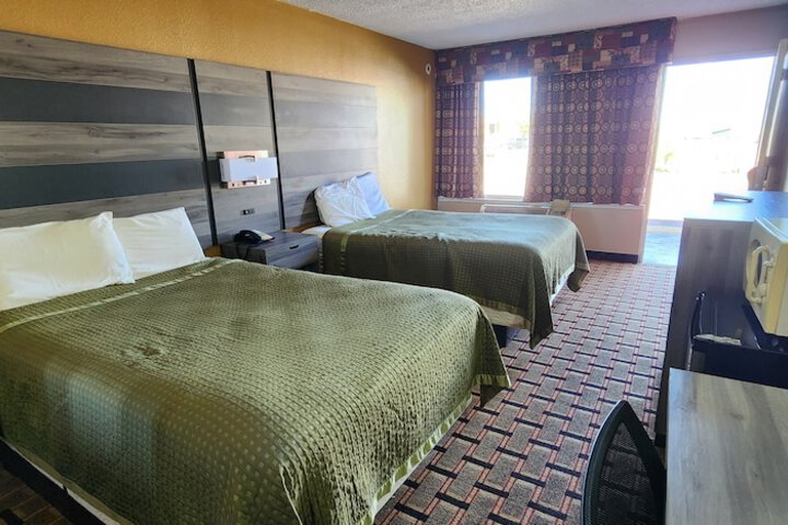 Super 7 Inn