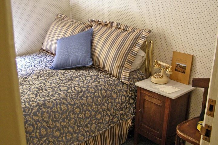 Room 13 of 20