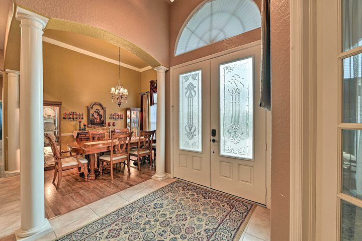 Elegant Valrico Home 15 Mi to Downtown Tampa!