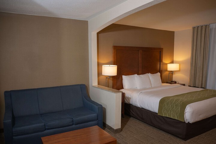 Comfort Inn & Suites Erie - Splash Lagoon Indoor Waterpark