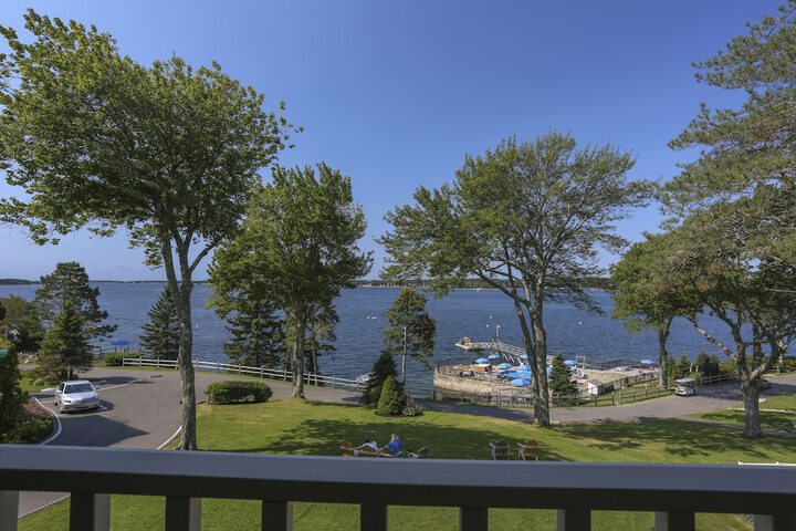 Spruce Point Inn
