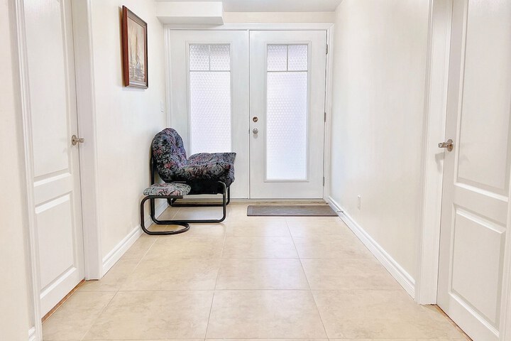 Cozy Rooms in Bright Walkout Suite - Newly Renovated 2026