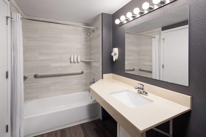 Basecamp Puyallup a Travelodge by Wyndham