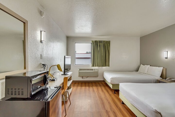 Room 32 of 61