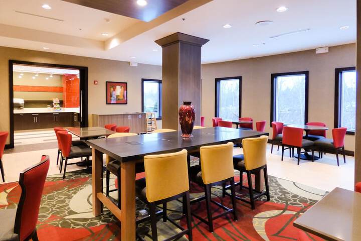 Holiday Inn Express & Suites Plymouth - Ann Arbor Area by IHG