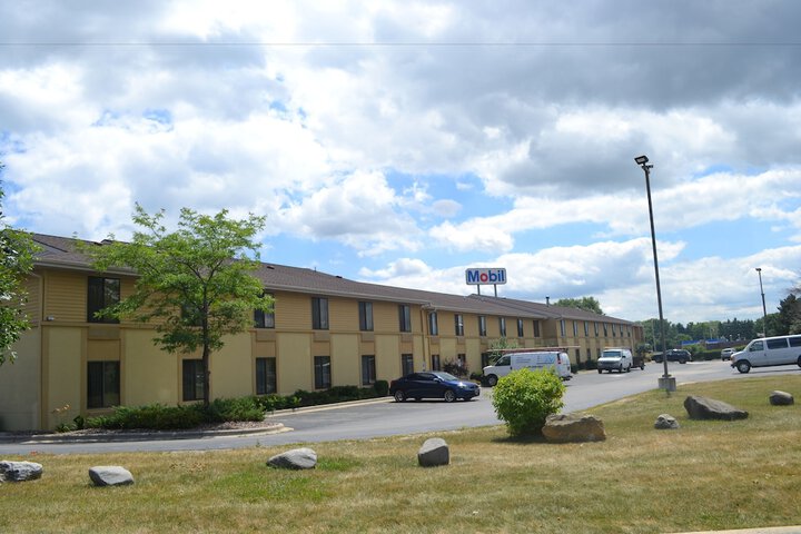 Super 8 by Wyndham Germantown / Milwaukee