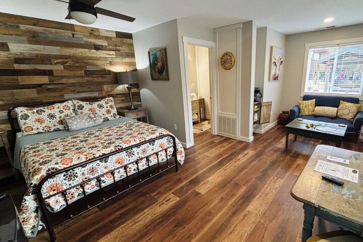 The Iris Garden Downtown Cottages and Suites