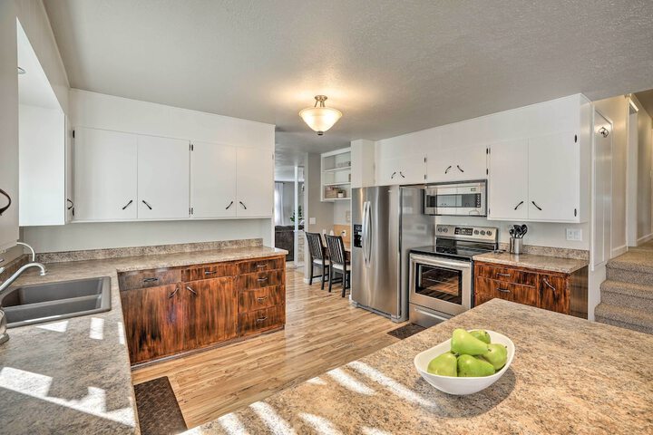 Sioux Center Split-level Home w / Game Room!
