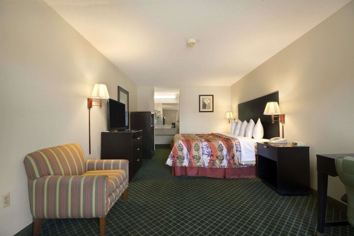 Room 8 of 18