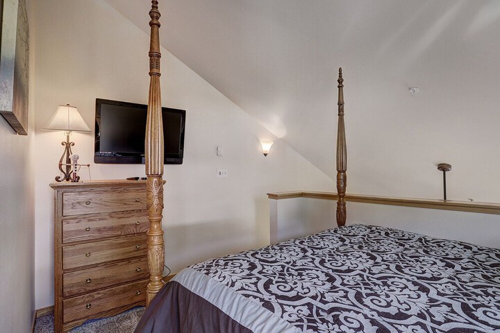 2759 Slopeside 1 Bedroom Condo by RedAwning