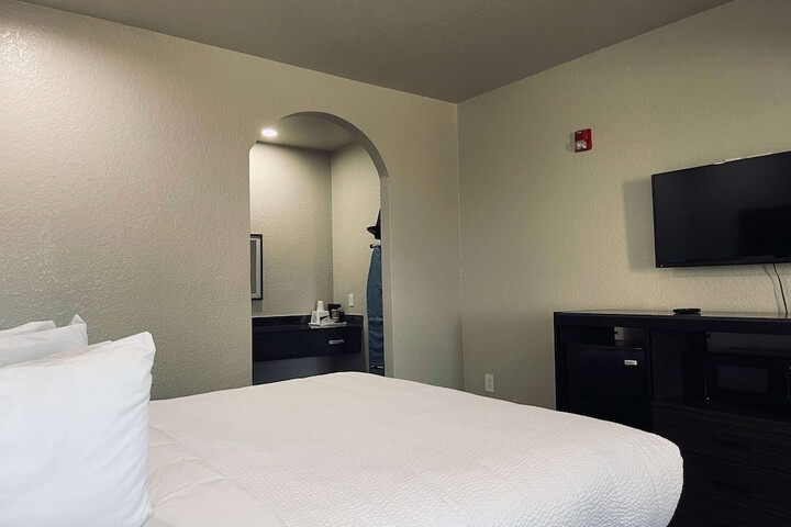Days Inn by Wyndham Dickinson TX