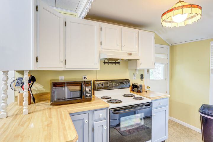 Walk to Lake: Historic Lakeside Marblehead Cottage