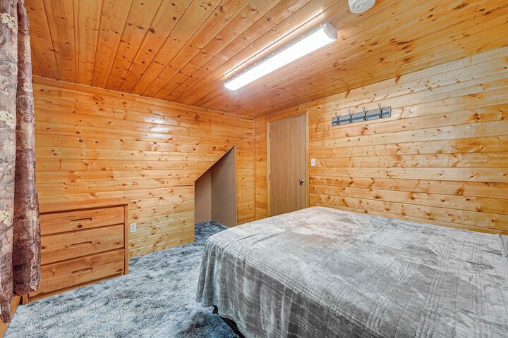 Roomy Log Cabin w / Hot Tub Walk to Kenai River!