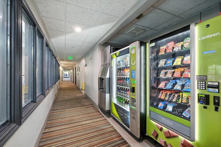 Country Inn & Suites by Radisson Merrillville, IN
