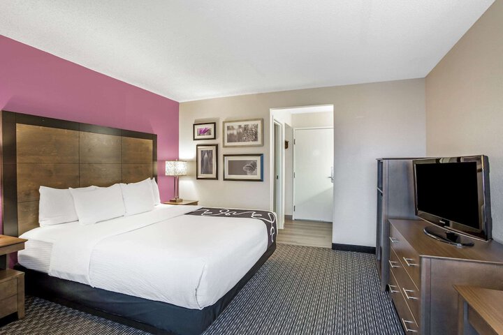 La Quinta Inn & Suites by Wyndham Hartford - Bradley Airport