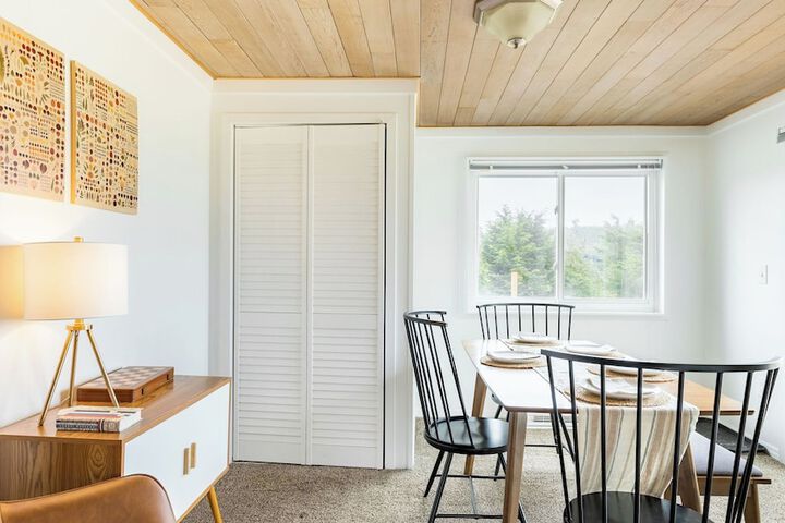 Swan Lake Cottage by Avantstay Views + Firepit