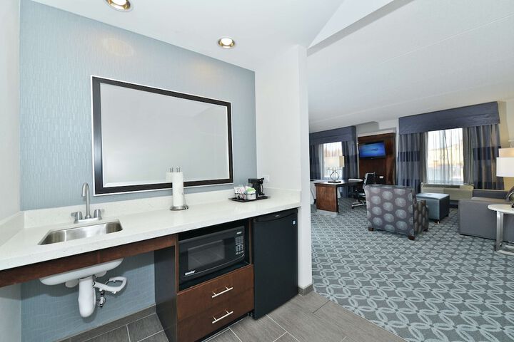 Hampton Inn & Suites Greensboro / Coliseum Area
