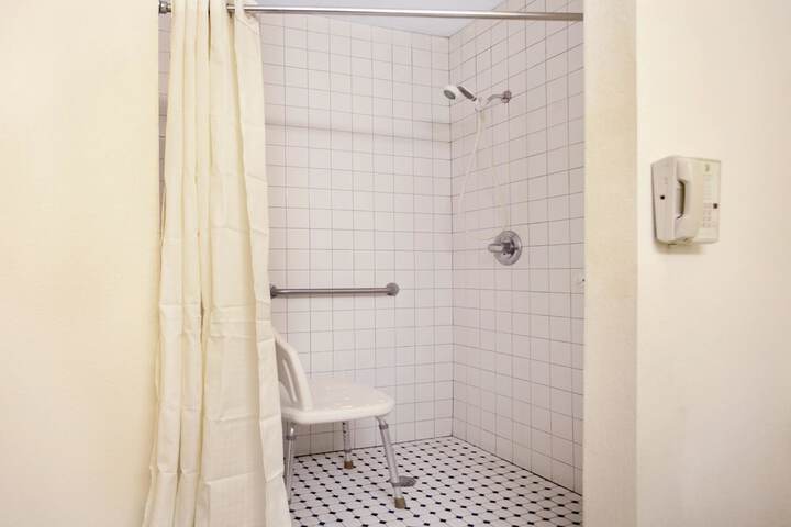 Room 7 of 16