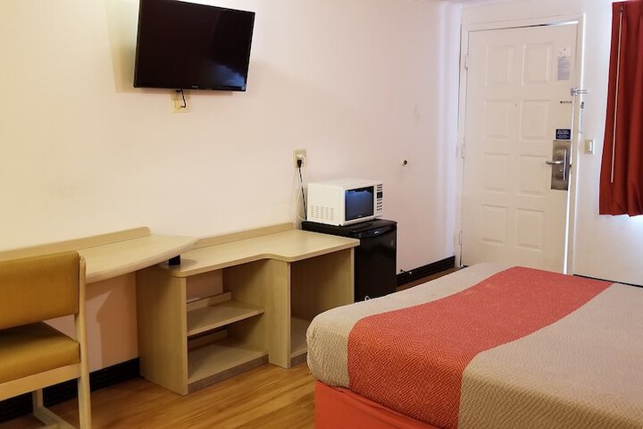 Room 25 of 28