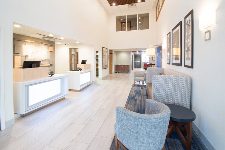 Holiday Inn Express & Suites Worthington by IHG