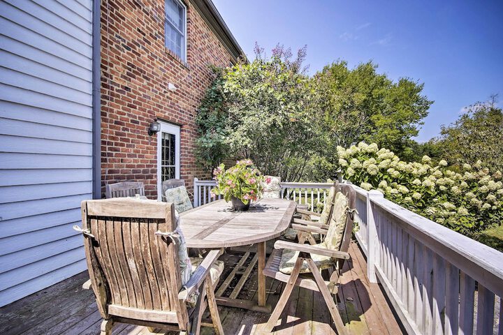Terre Haute Manor Farmhouse w / Gardens & Deck!