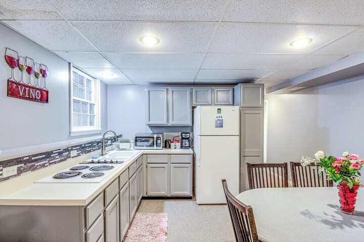 Shawnee Vacation Rental 11 Mi to Kansas City!