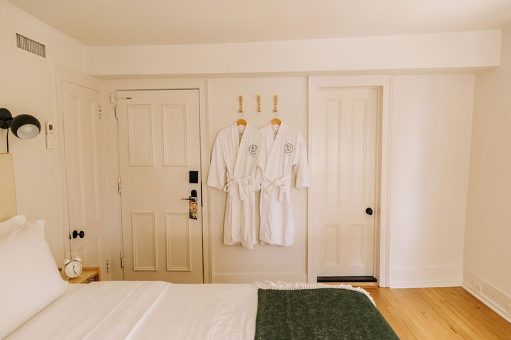 Room 27 of 43