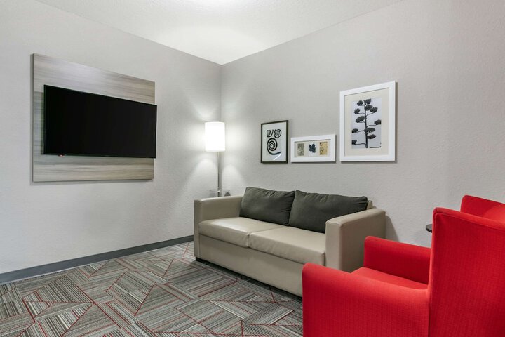 Room 9 of 38