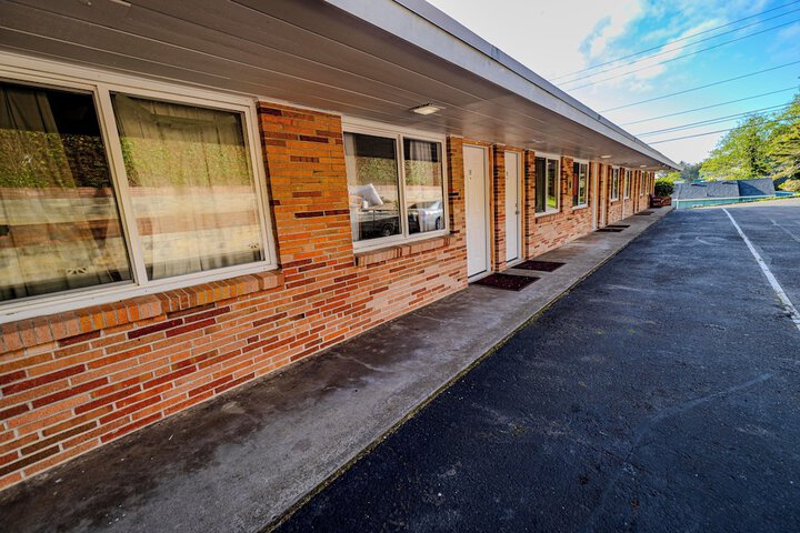Four Winds Motel