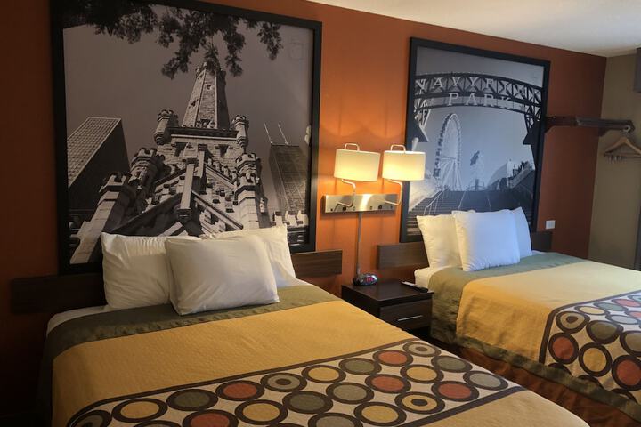 Super 8 by Wyndham Crystal Lake