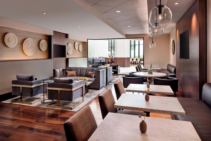 Lounge 70 of 83