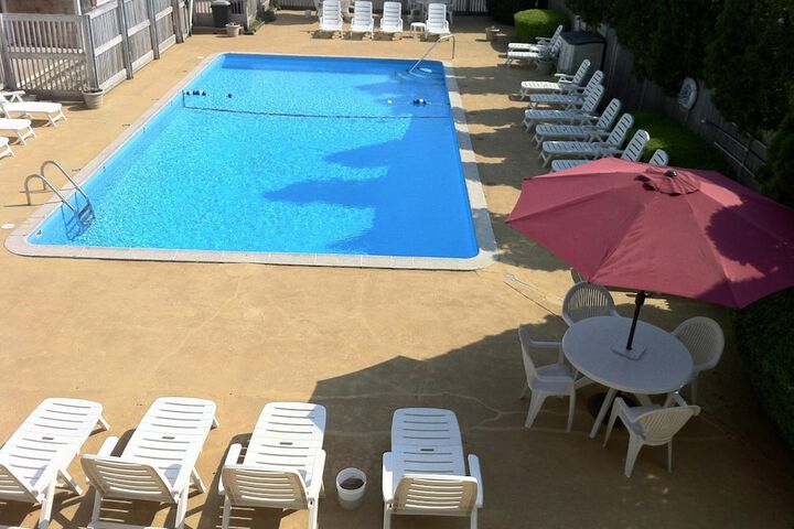 Holiday Hill Inn & Suites
