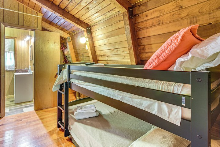 Pet-friendly Lavonia Cabin Walk to Lake Hartwell!