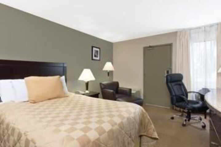 Super 8 by Wyndham Brook Park / Cleveland