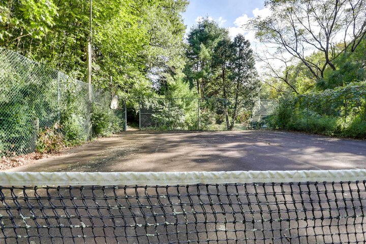 Spacious Woodbury Home w / Pool + Hot Tub!