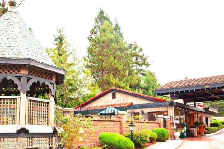 Coachman Inn & Suites