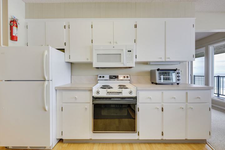 Lincoln City Condo: Pool Access Walk to Beach!