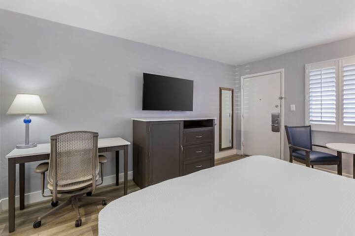 Room 10 of 32