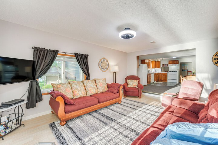 Lakefront Family Retreat w / Private Dock!