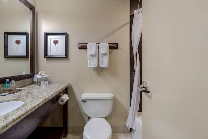 Best Western Premier Denham Inn & Suites