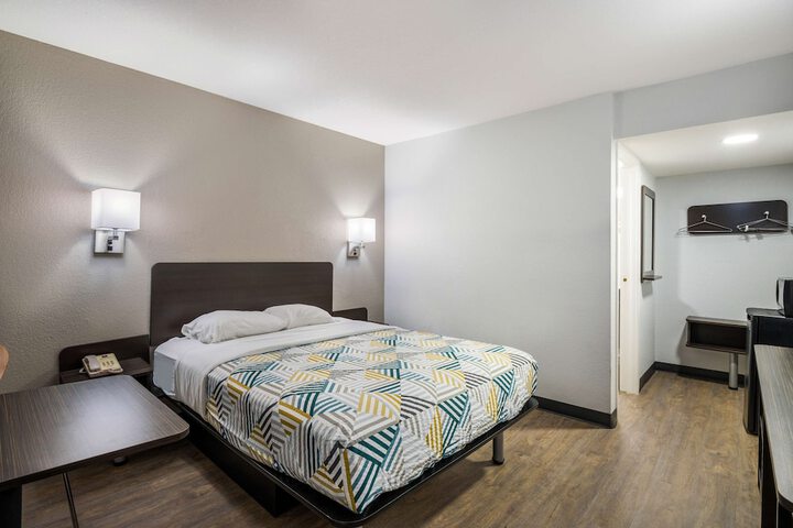 Room 13 of 28