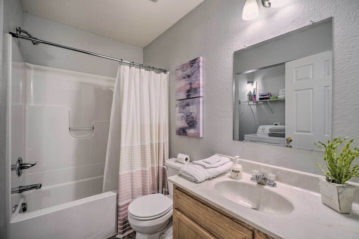 Charming One-level Home w / Deck Walk to Dtwn