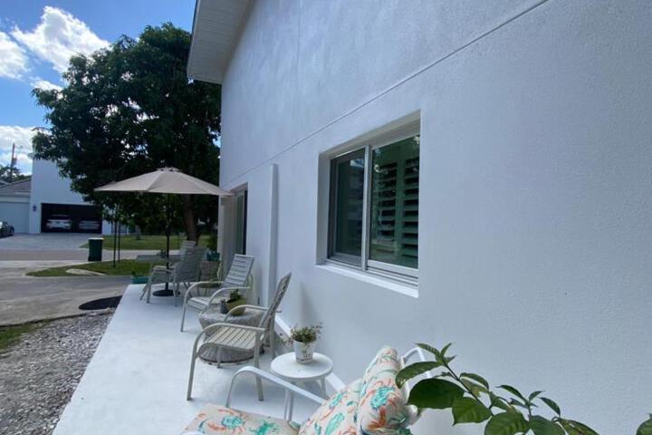 Closest 1BR to Vanderbilt Beach full kitchen with dishwasher, ALL NEW!