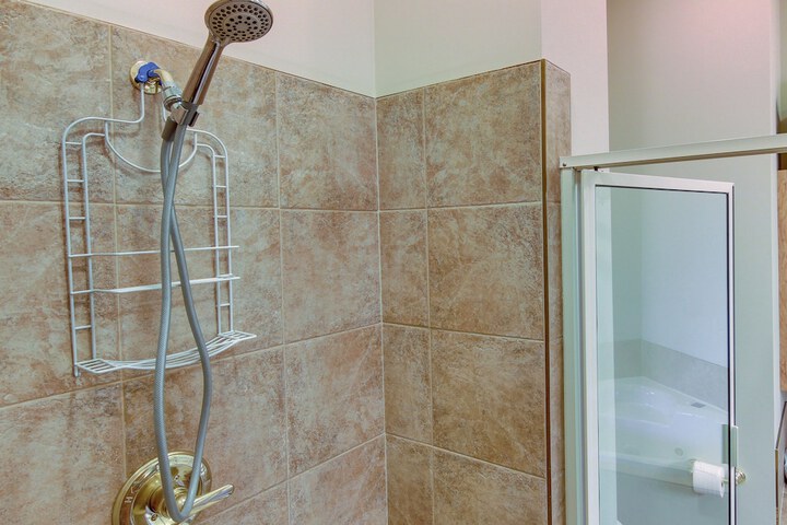 Mtn-view Condo w / Screened Porch in Burnsville!