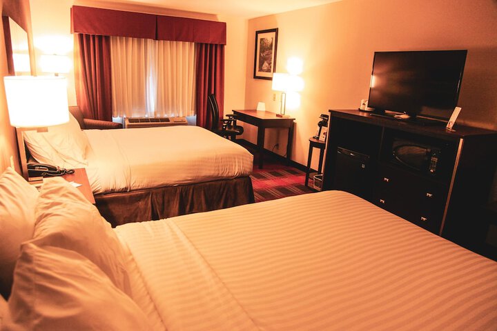 Holiday Inn Express & Suites Cumberland - La Vale by IHG