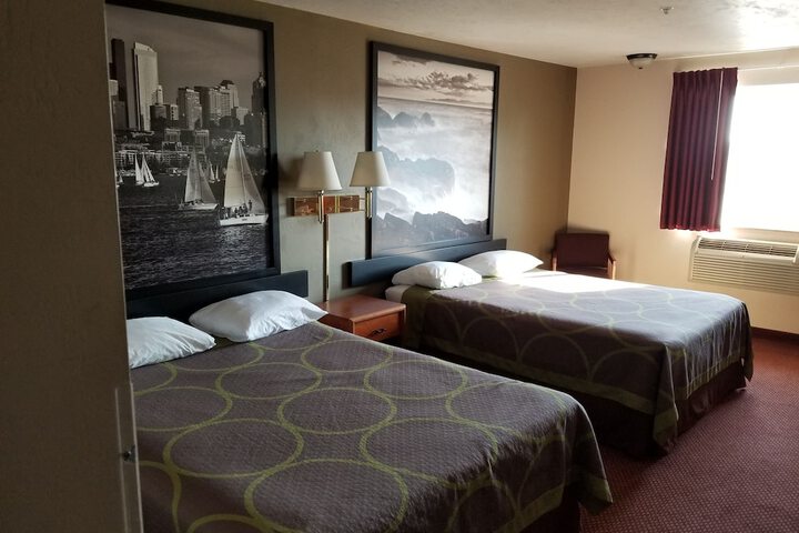 Super 8 by Wyndham Bellingham Airport / Ferndale