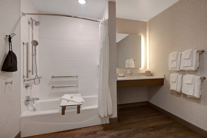 Holiday Inn Express & Suites Detroit Dearborn by IHG