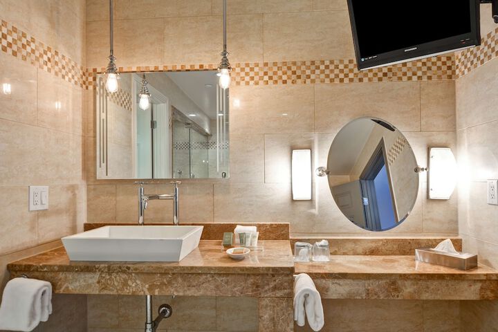 The Cincinnatian Hotel Curio Collection by Hilton