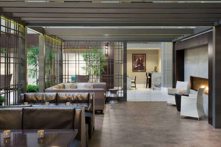 Lounge 32 of 44